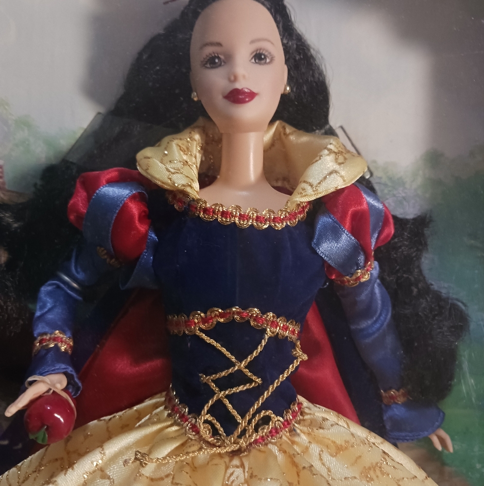 Barbie Snow White Doll with Yellow and Blue Dress - Picture 4 of 6
